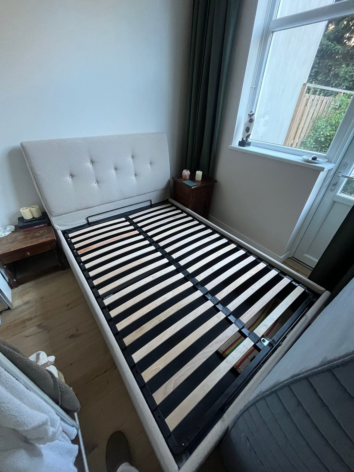 IKEA IDANÄS gestoffeerd bed met opberger, 140x200 cm, Huis en Inrichting, Slaapkamer | Bedden, Beige, Tweepersoons, Zo goed als nieuw