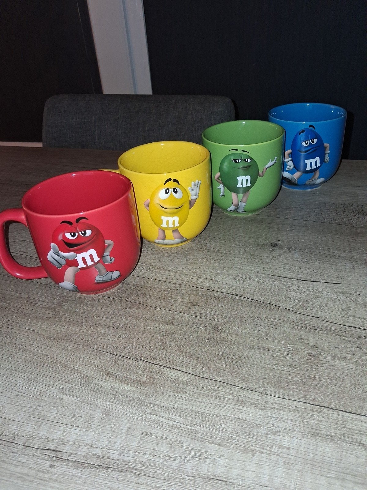 M&M's mokken set van 4 - rood, geel, groen, blauw, Ophalen, Zo goed als nieuw, Aardewerk, Vintage