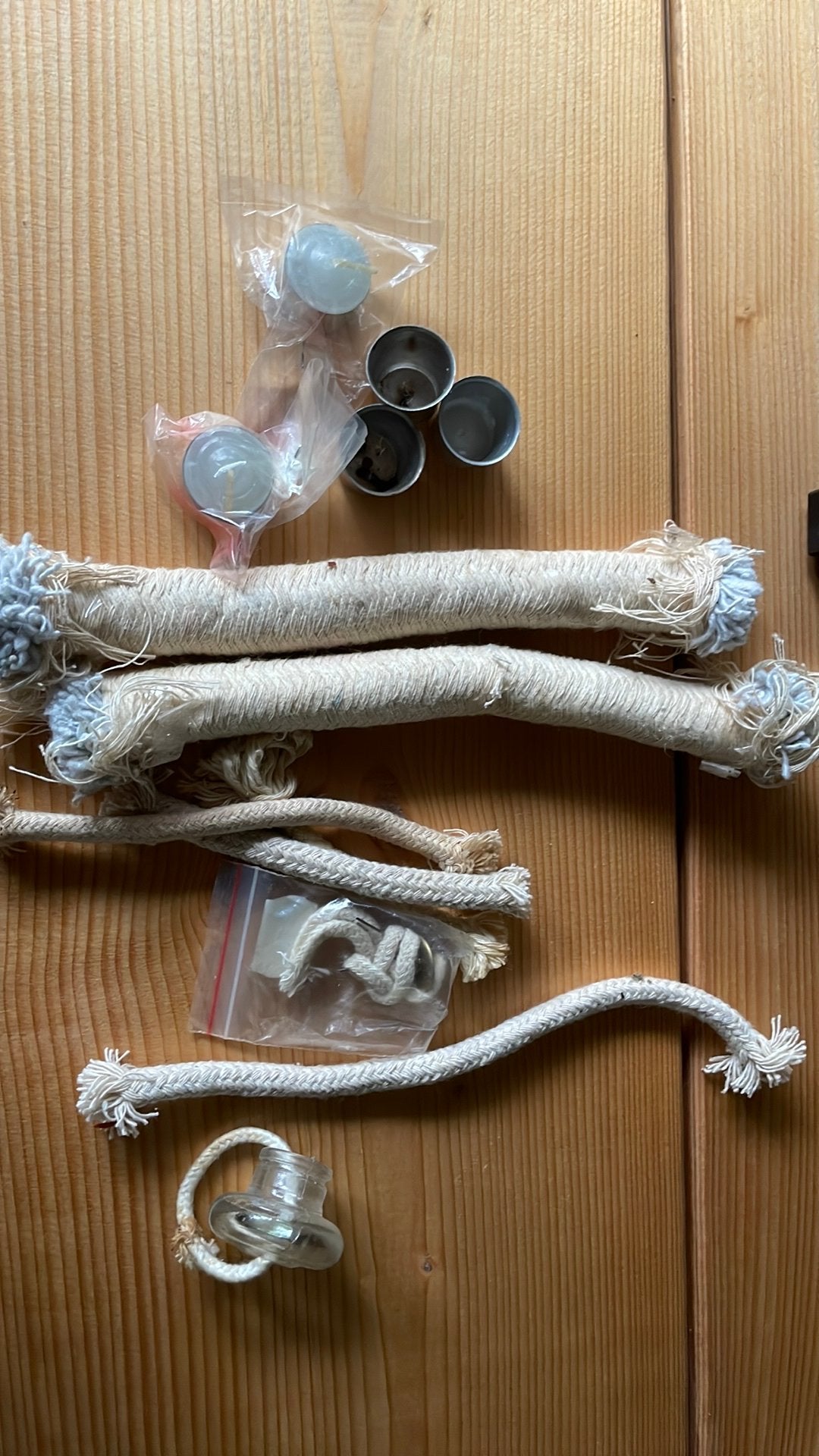 Diverse kaarsenhouders en lonten, inclusief theelichtjes, Ophalen of Verzenden, Gebruikt, Was, Kaars