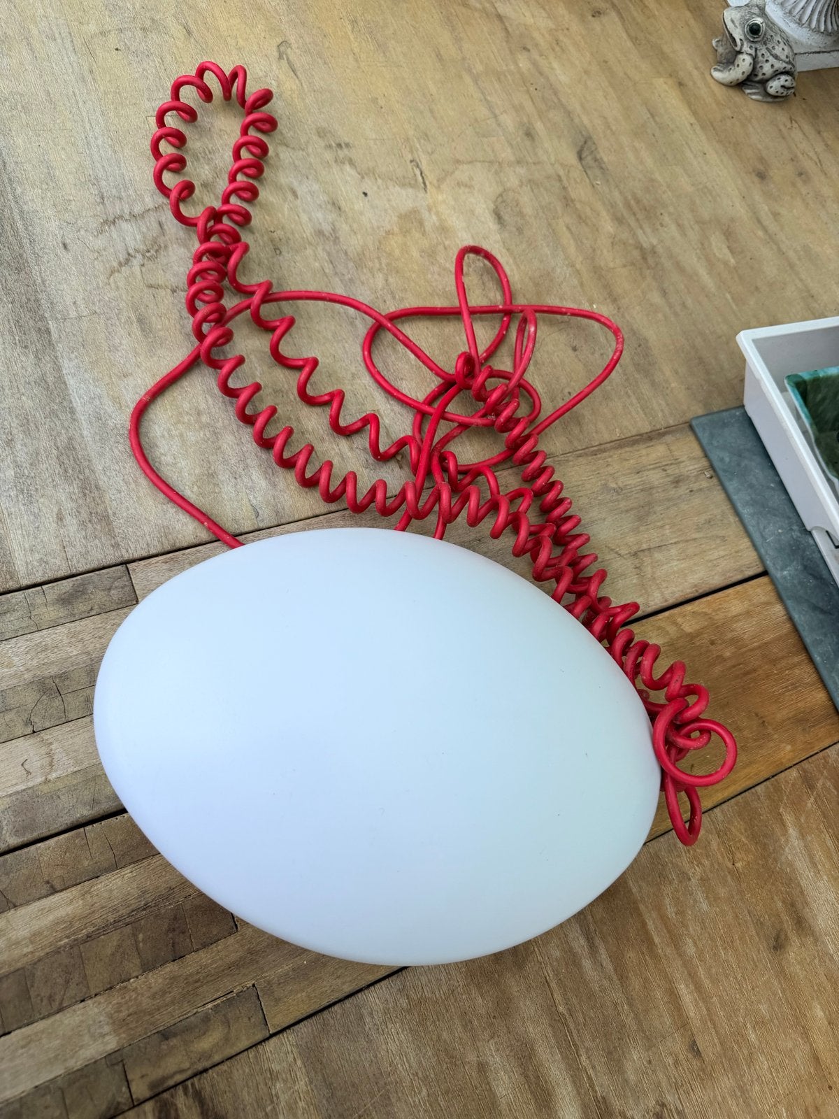 Witte ovale lamp met rood krulsnoer, Wit, Gebruikt, Waterbestendig, Kunststof