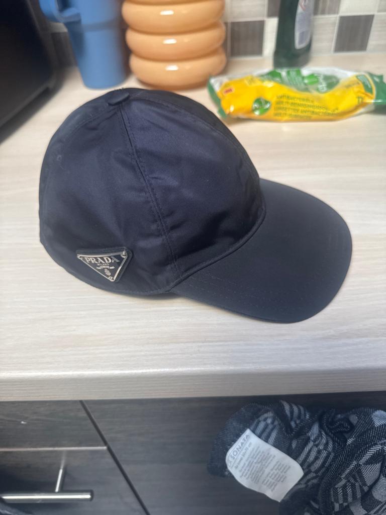 Prada Re-Nylon Pet Zwart - Maat S, Kleding | Dames, Hoeden en Petten, Ophalen of Verzenden, Zo goed als nieuw, Pet