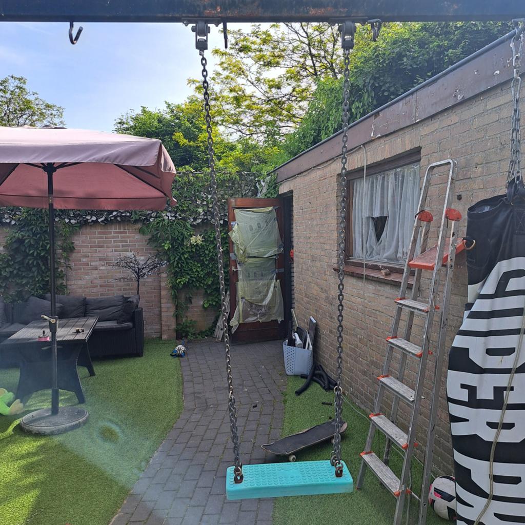 Oerdegelijke schommel met ijzeren ketting en scharnier, Ophalen