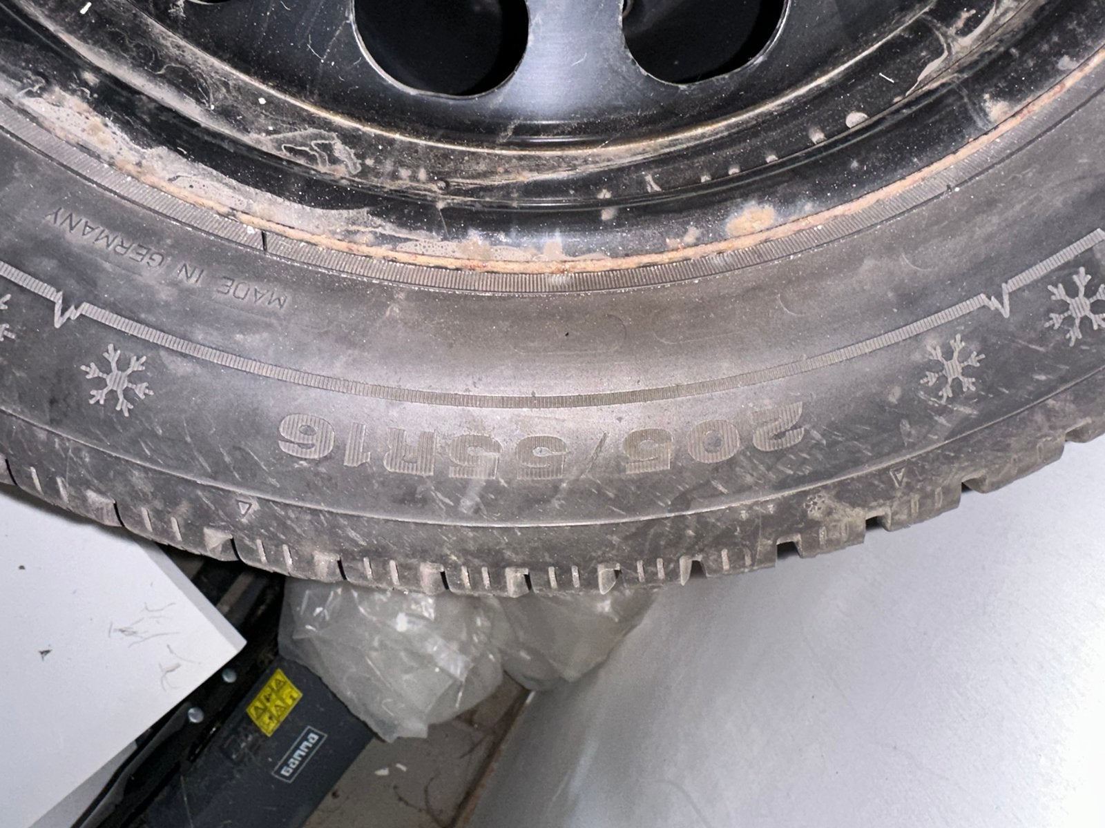 Foto 5 van Winterbanden 205/55 R16 op Stalen Velgen + VW Wieldoppen