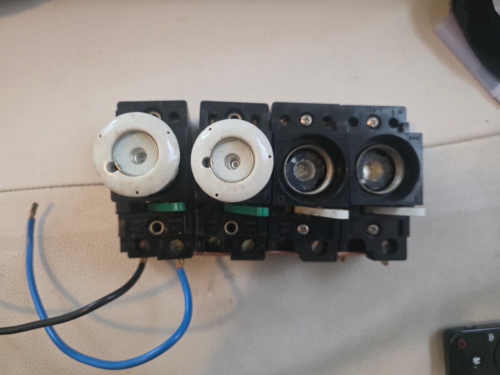 4x25A Stoppenkast met 2 gebroken porseleinen houders, Ophalen of Verzenden