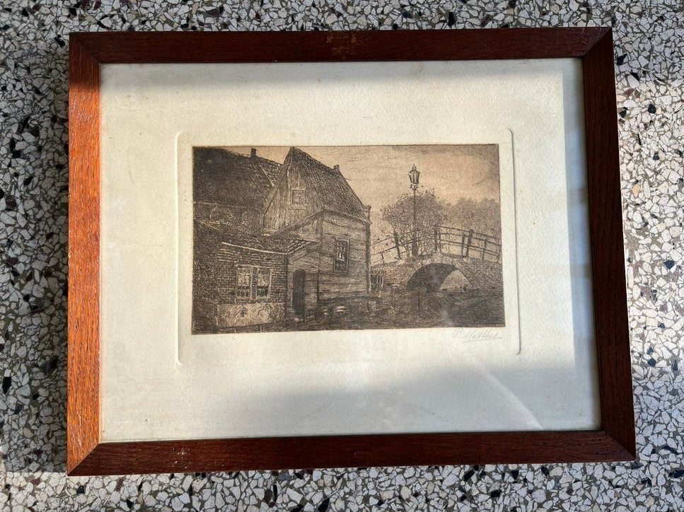Ets van P. Mathes - Stadsgezicht met brug en huizen, Ets, Stadsgezicht, Ophalen of Verzenden, Gesigneerd