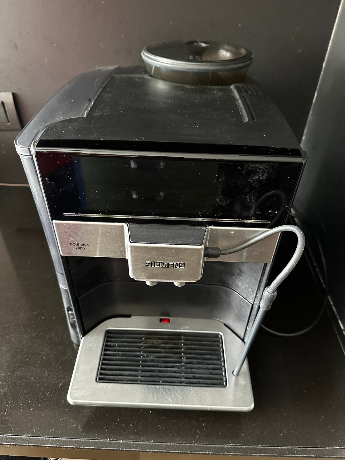 Siemens EQ.6 Plus s 800 koffiemachine - lekt water, Witgoed en Apparatuur, Koffiezetapparaten, Afneembaar waterreservoir, Koffiemachine