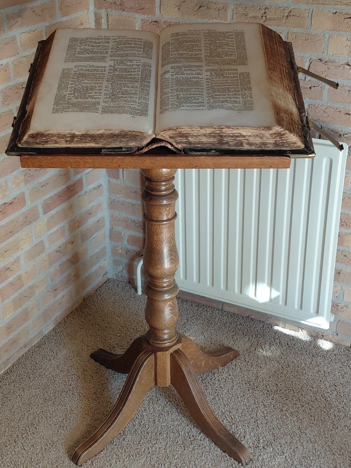 Antieke Statenbijbel uit 1657 op eikenhouten standaard, Antiek en Kunst, Ophalen, Statenvertalers