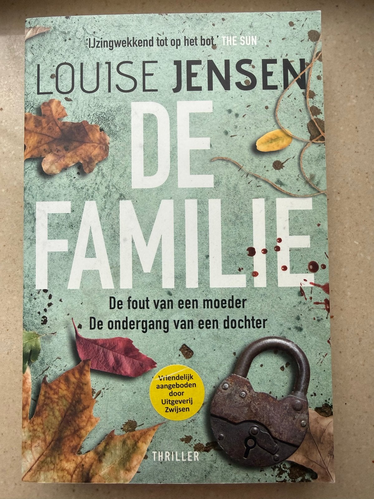 De Familie - Louise Jensen (Thriller), Ophalen of Verzenden, Zo goed als nieuw, Nederland