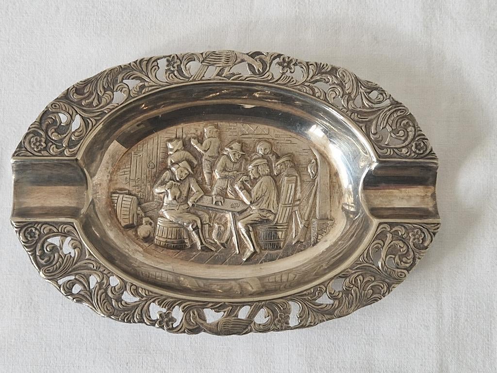 (A) Vintage verzilverde asbak met nostalgisch reliëf., Ophalen of Verzenden, Gebruikt, Asbak