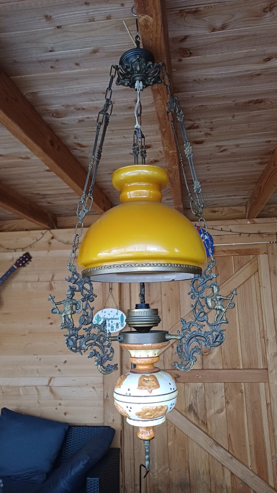 Vintage hanglamp met geel glas en decoratieve details, Ophalen of Verzenden
