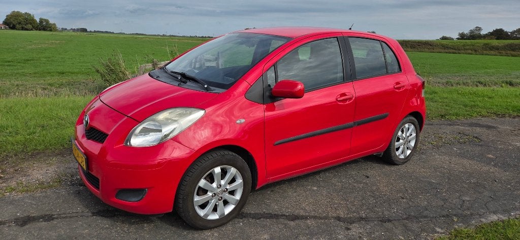 Toyota Yaris 1.3 16V Vvt-i 5DR MMT 2009 Rood, Auto's, Stof, 40 €/maand, 4 cilinders, 100 pk