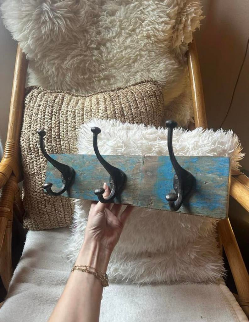 Houten kapstok in Ibiza stijl met drie haken - blauw, Wandkapstok, Ophalen of Verzenden, Zo goed als nieuw, Minder dan 100 cm
