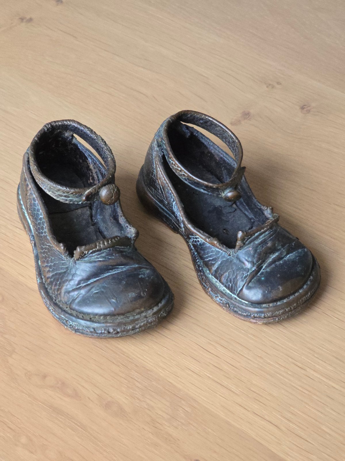 Zeldzaam paar antieke 1930S verbronsde kinderschoenen €69, Ophalen of Verzenden, Brons