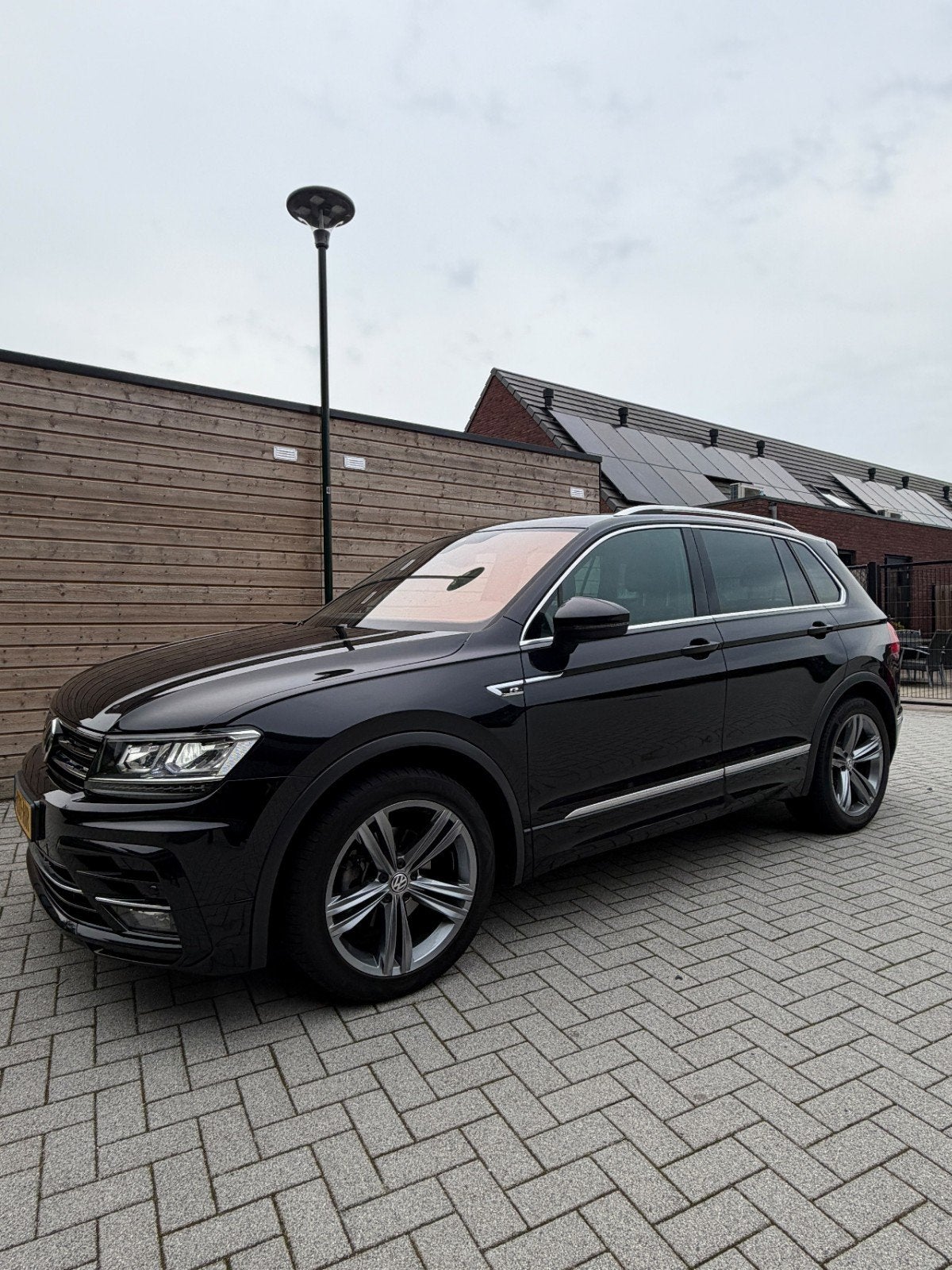 Volkswagen Tiguan 1.5 TSI - R-line - DSG - PANO - ACC, Zwart, 4 cilinders, Verwarmde buitenspiegels, Alcantara