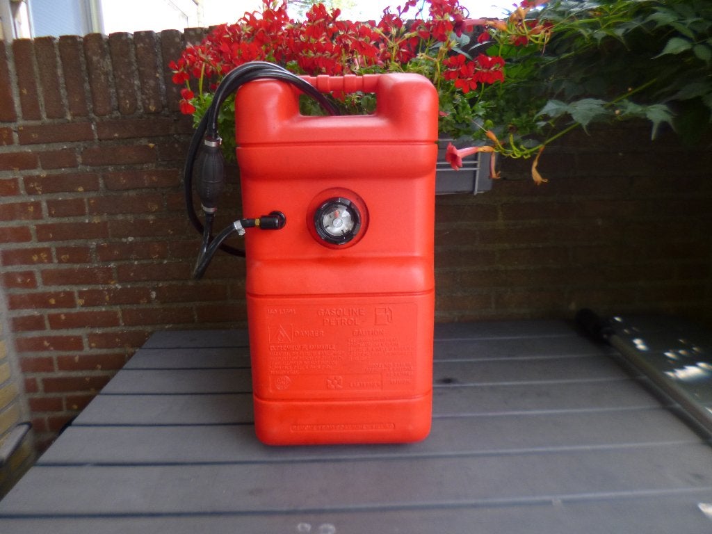Brandstoftank 22,7 liter met brandstofmeter, Watersport en Boten, Accessoires en Onderhoud, Ophalen of Verzenden, Zo goed als nieuw