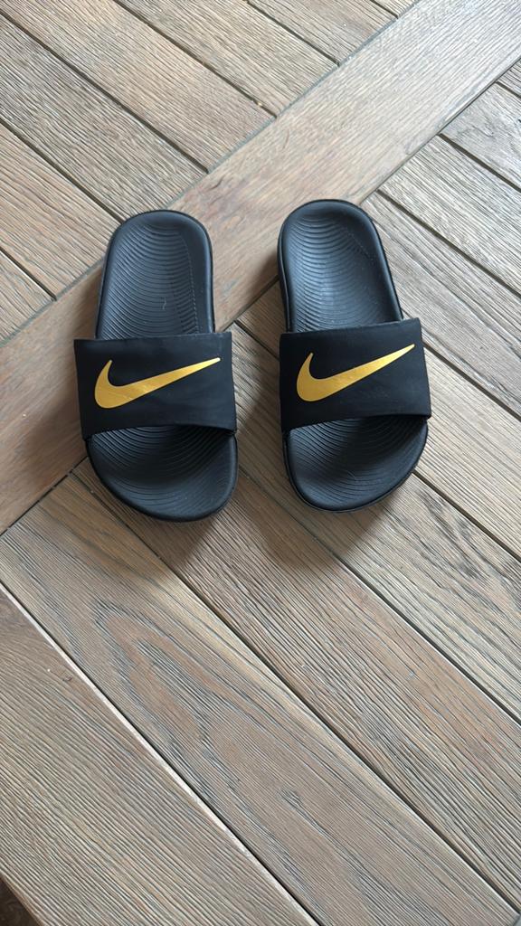 Nike slippers maat 32 - Zwart met goud, Ophalen, Zo goed als nieuw, Jongen of Meisje, Schoenen