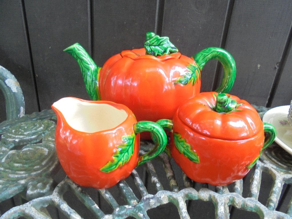 Theepot + roomstel in de vorm van een rode tomaat + tak, Ophalen of Verzenden, Zo goed als nieuw, Aardewerk, Theepot