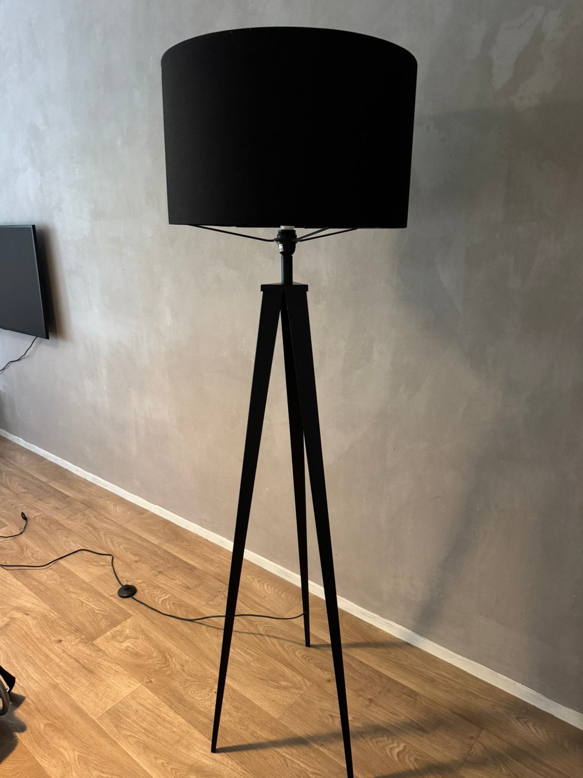 Staande lamp met zwarte stoffen kap