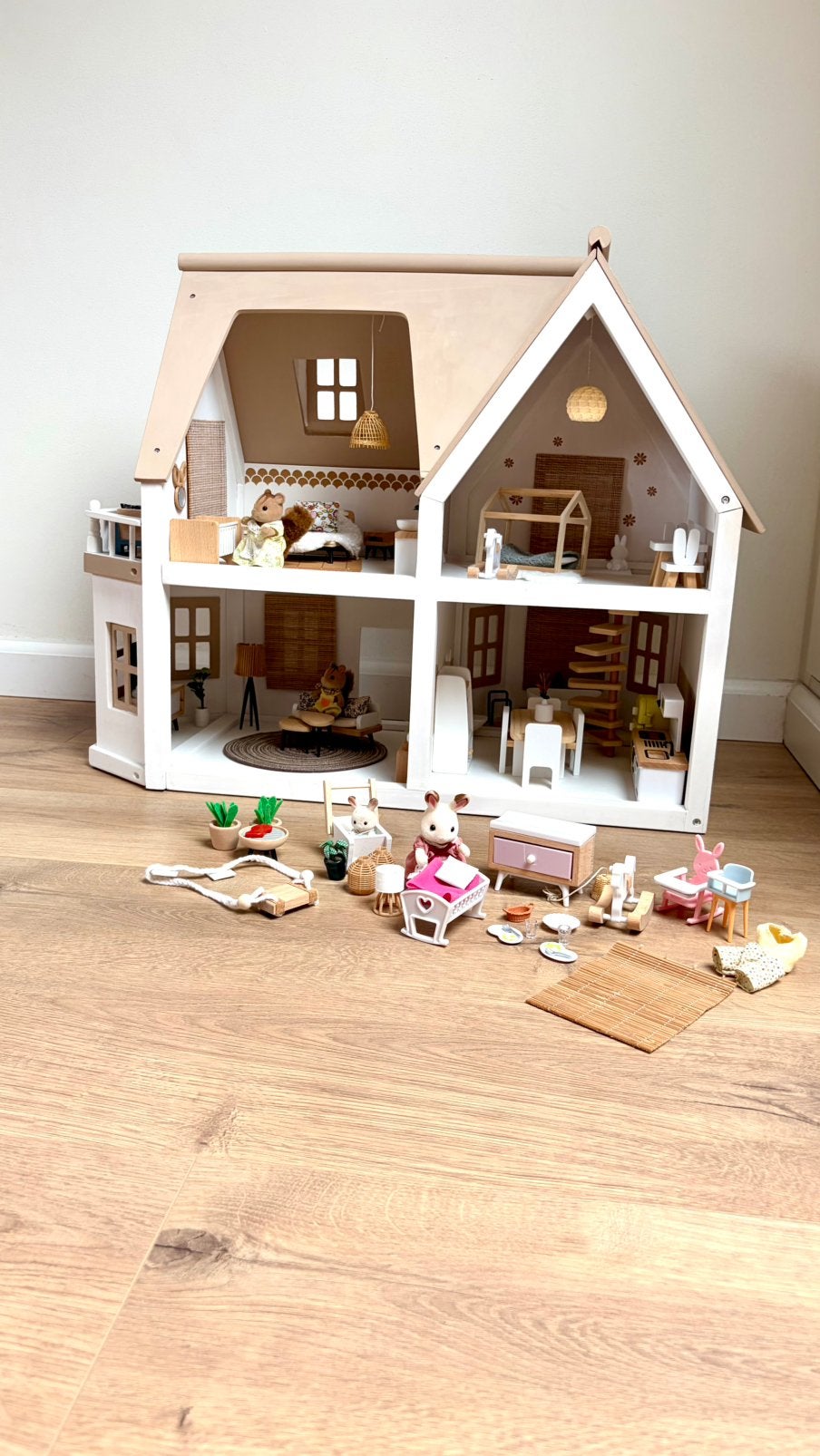 Heel mooi houten poppenhuis, Ophalen, Zo goed als nieuw, Poppenhuis