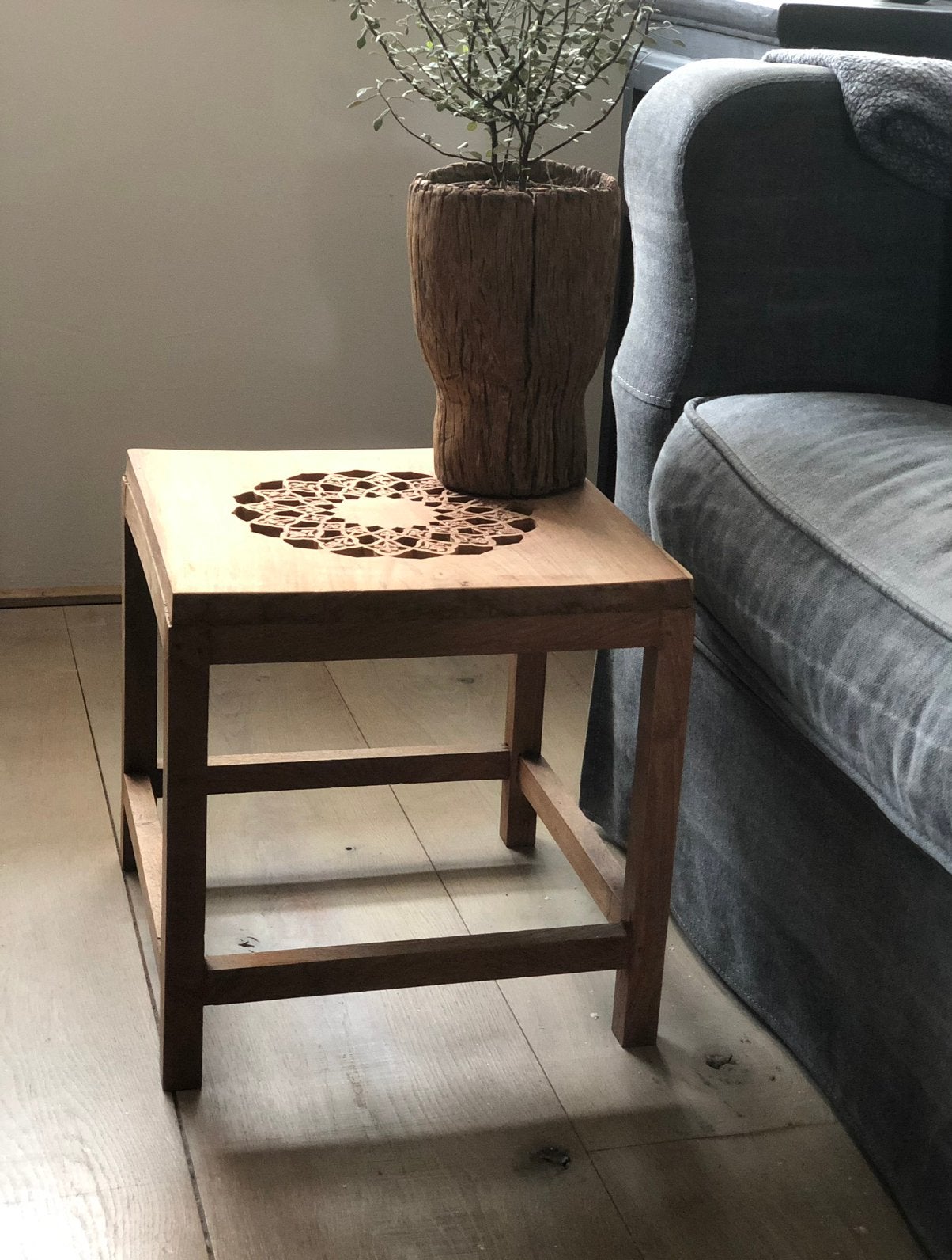 Teak houtgestoken mandala tafeltje oostes bohemian, Ophalen, Zo goed als nieuw, Minder dan 55 cm, Minder dan 45 cm