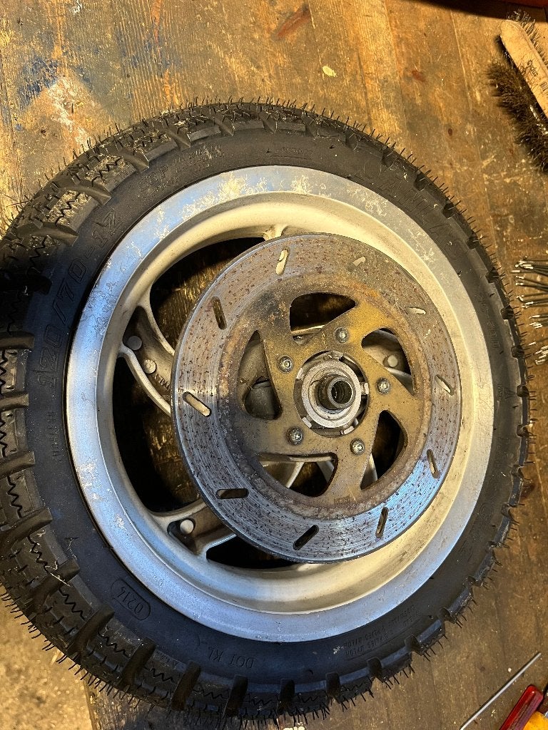 scootervelg met remschijf en met nieuwe band 120/70-12, Ophalen of Verzenden, Nieuw, Benzine