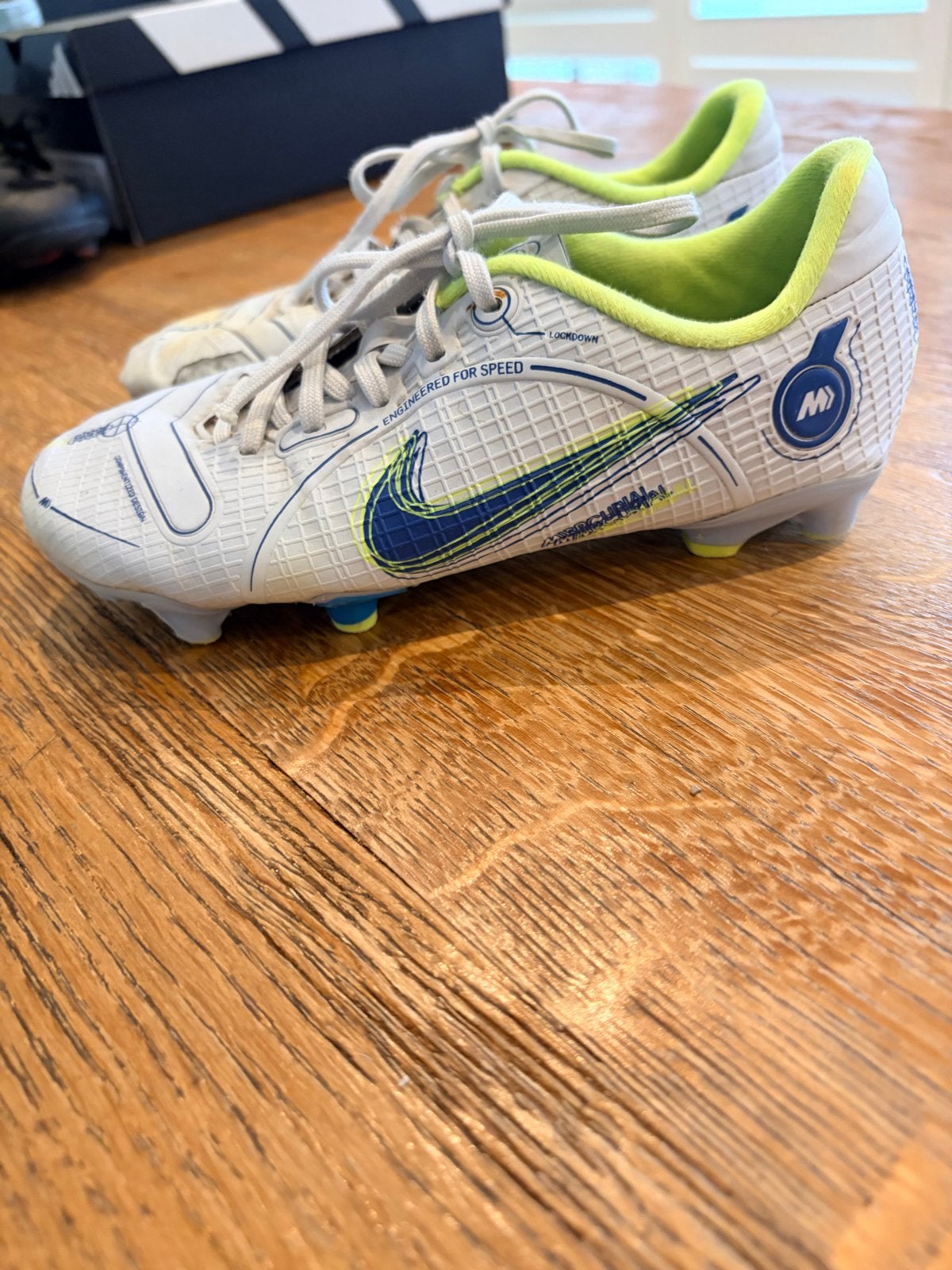 Nike Voetbalschoenen Maat 30 - Geel, Wit, Blauw, Sport en Fitness, Voetbal, Ophalen, Gebruikt, Schoenen