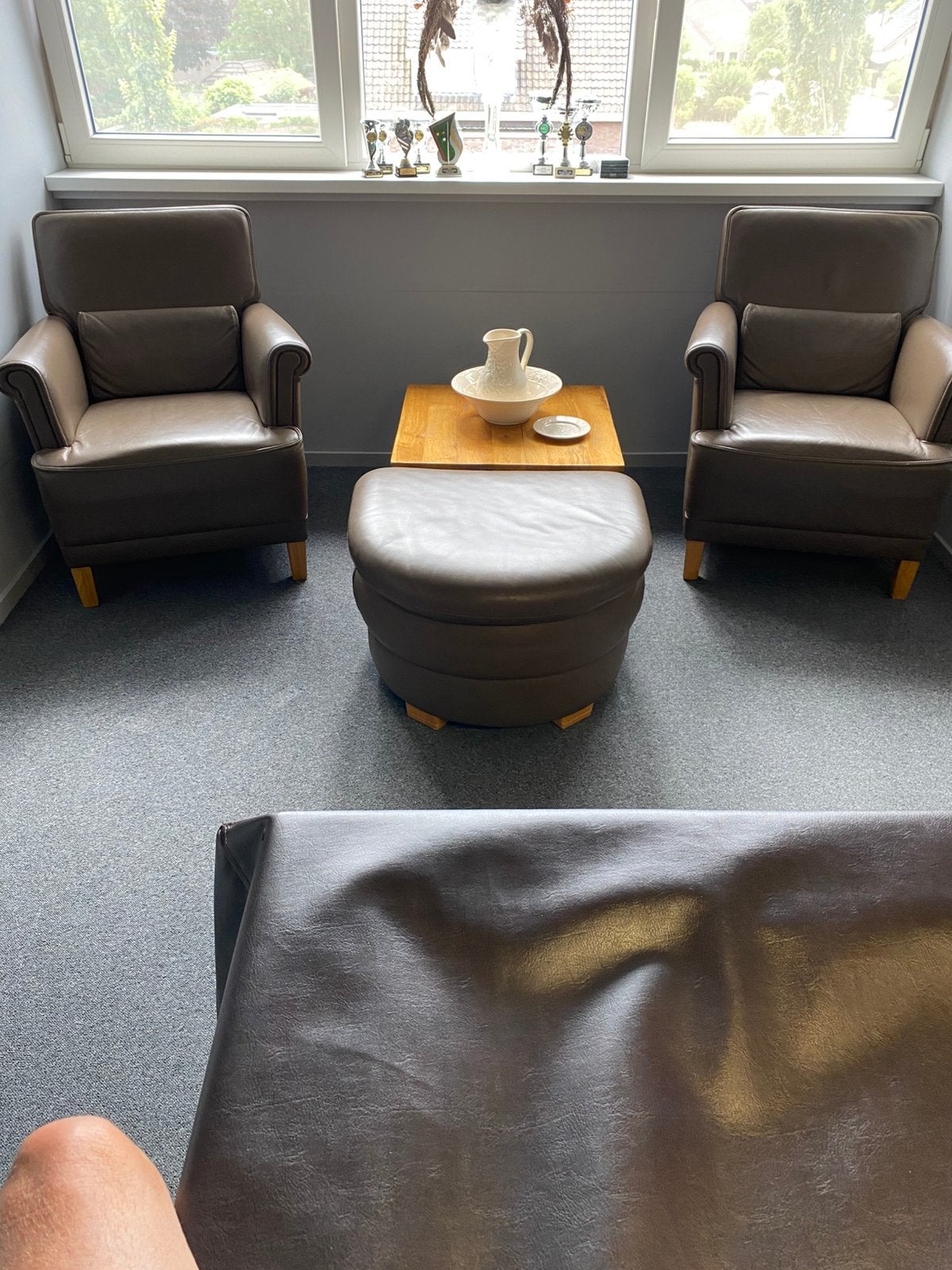 2 zware lederen fauteuils met hocker en hoektafel., Huis en Inrichting, Banken | Voetenbanken en Poefen, Ophalen, 125 cm of meer