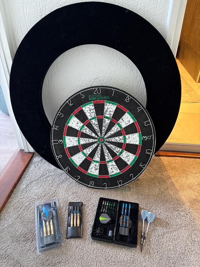 Dartbord met surround en diverse dartpijlen, Ophalen, Gebruikt, Dartbord met pijlen, Soft tip