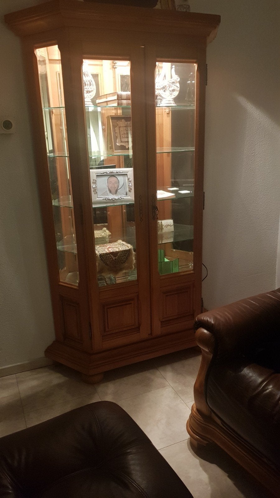 Houten vitrinekast met glazen deuren en planken, Klassiek, Overige houtsoorten, 150 tot 200 cm, 25 tot 50 cm