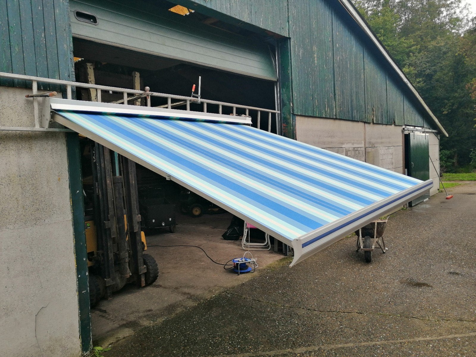Elektrisch Zonnescherm met nieuw doek - 2680mm breed, Tuin en Terras, Ophalen, Gebruikt, 150 tot 300 cm, 250 cm tot 450 cm