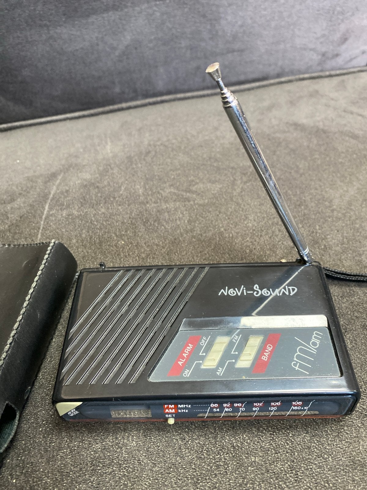 Novi-Sound FM/AM Transistorradio met hoesje, Audio, Tv en Foto, Radio's, Ophalen of Verzenden, Gebruikt, Transistorradio