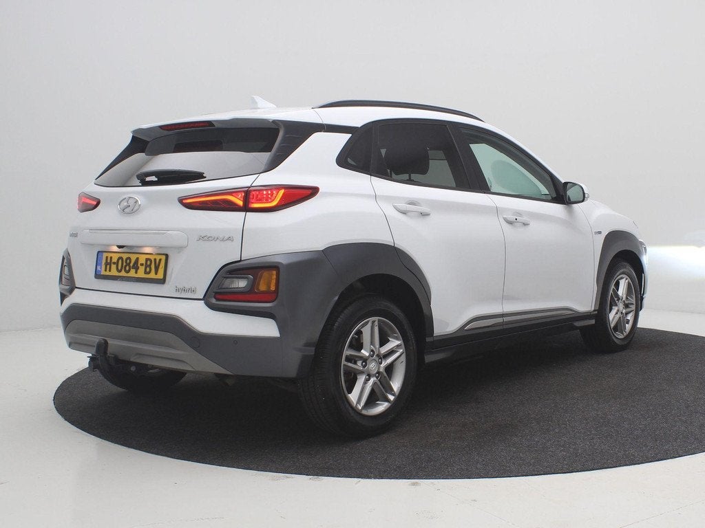 Hyundai Kona 1.6 GDI HEV Premium / Trekhaak / Lederen bekled, Auto's, Hyundai, Gebruikt, Euro 6, 2 kWh, Wit