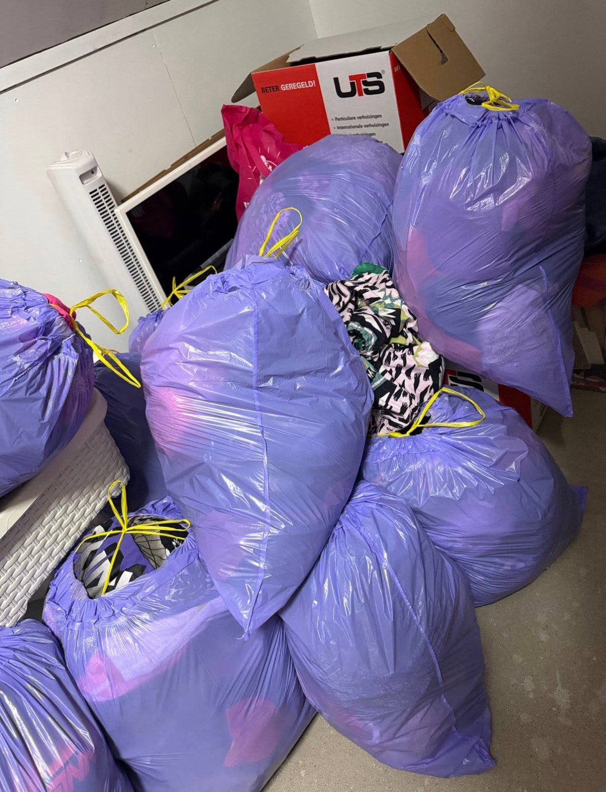 Partij kleding tweedehands maar ook nieuw, Diversen, Rommelmarktspullen, Ophalen, Zo goed als nieuw