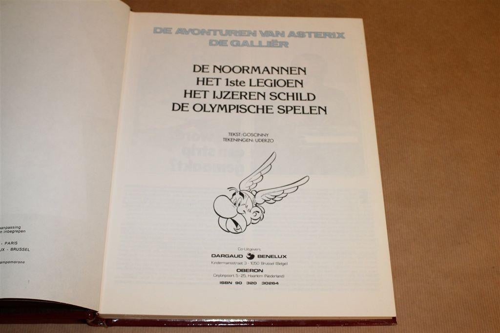 Asterix De Galliër — 4 Klassieke Verhalen In 1 Band, Eén stripboek, Ophalen of Verzenden, Gelezen