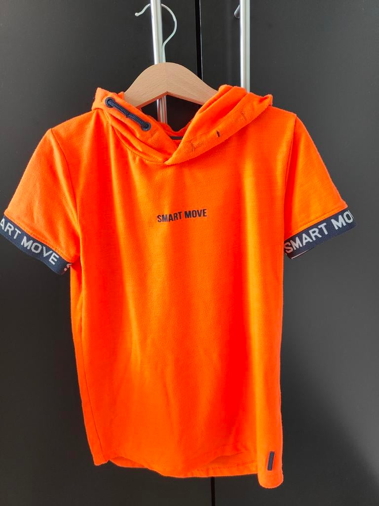 Stoere oranje T-shirt met capuchon, maat 122/128, Kinderen en Baby's, Kinderkleding | Maat 122, Ophalen of Verzenden, Gebruikt