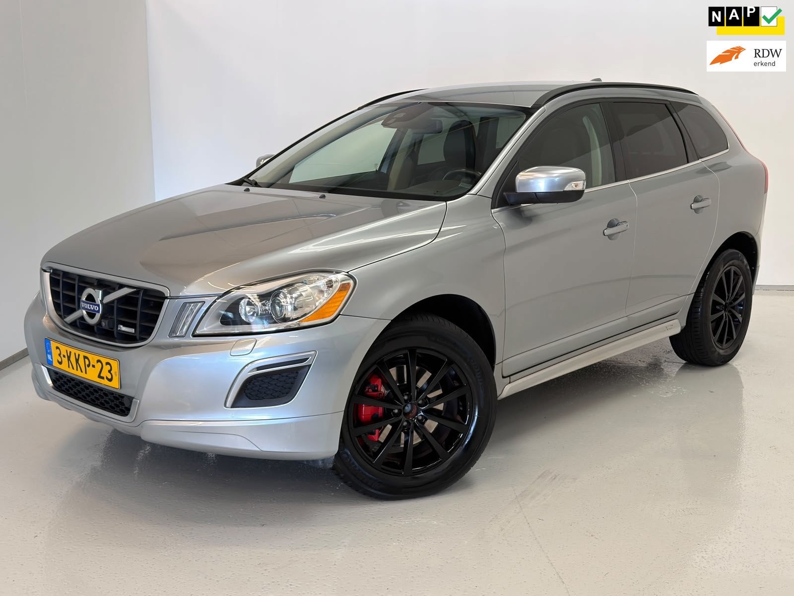 Volvo XC60 2.4 D5 AWD R-Design / NL-auto / Trekhaak, Auto's, Automaat, Euro 5, 15 km/l, Gebruikt