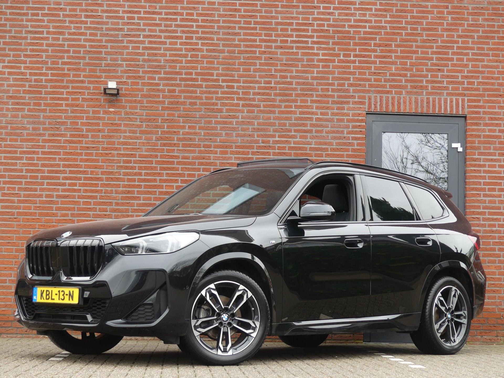 BMW X1 sDrive18i M-Sport / Panoramadak (bj 2023, automaat), Auto's, Dealer onderhouden, 136 pk, Gebruikt, Zwart
