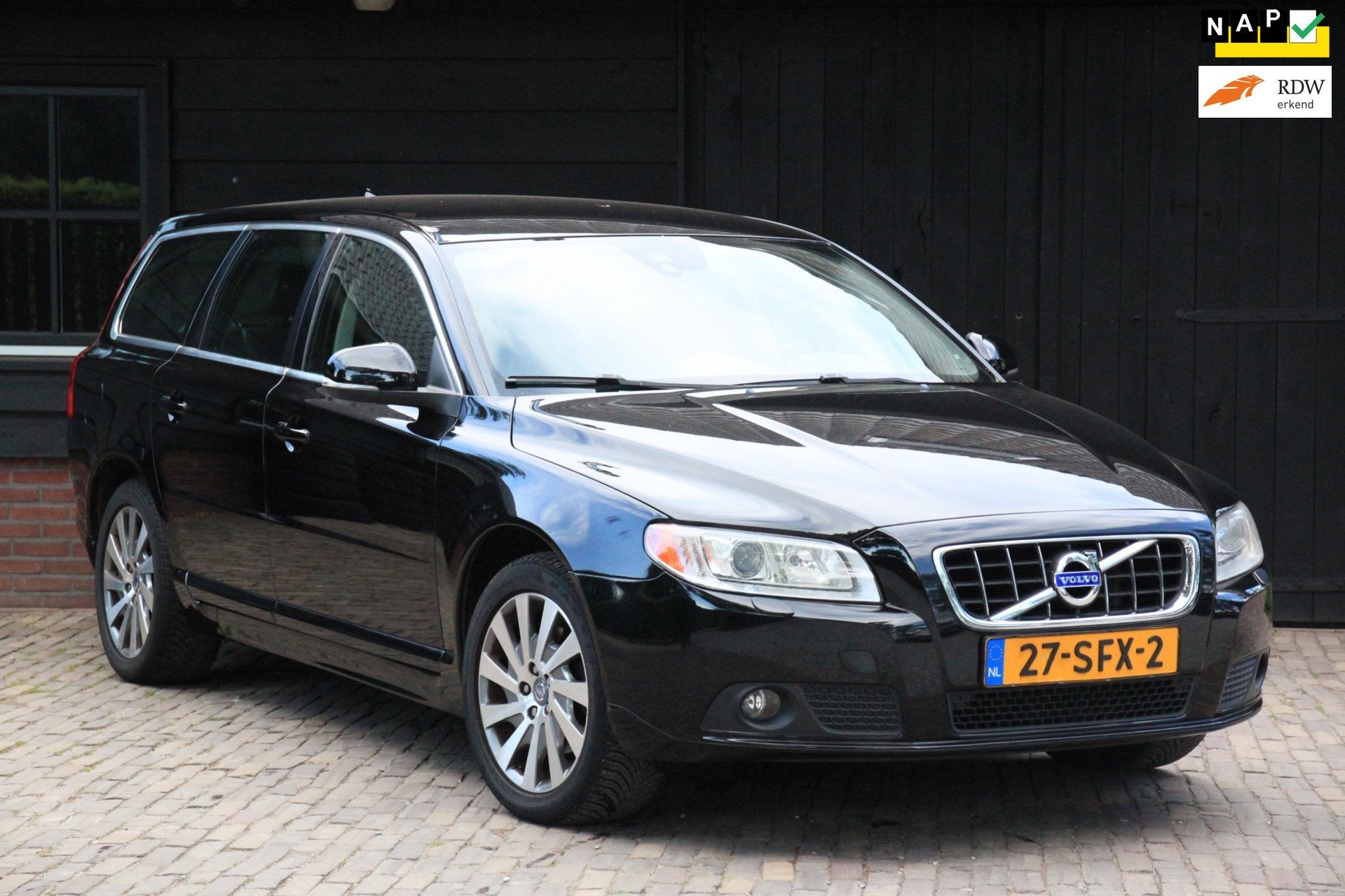 Volvo V70 1.6 T4 Limited Edition Xenon/Leer/Parkeersensor/Ap, Auto's, Volvo, Voorwielaandrijving, 15 km/l, Gebruikt, Zwart