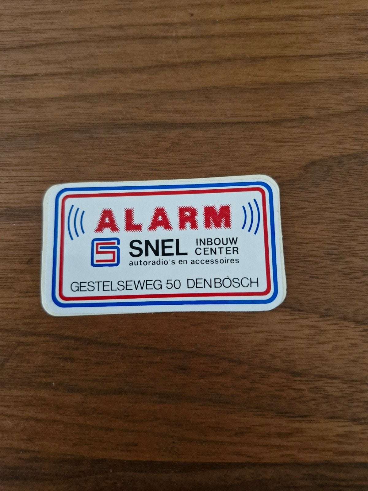9704 Vintage 'Alarm Snel Inbouw Center' sticker Den Bosch, Auto diversen, Ophalen of Verzenden