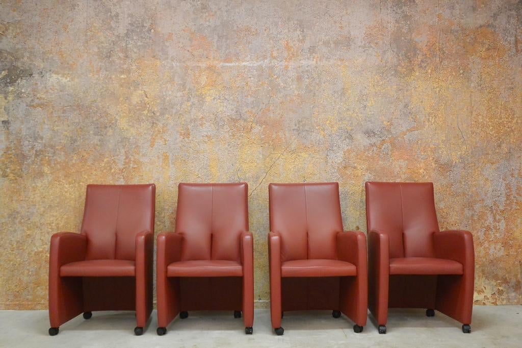 ZGAN 4 rode leren verrijdbare Leolux Lapita design stoelen, Leolux, Leolux, Ophalen of Verzenden, Zo goed als nieuw