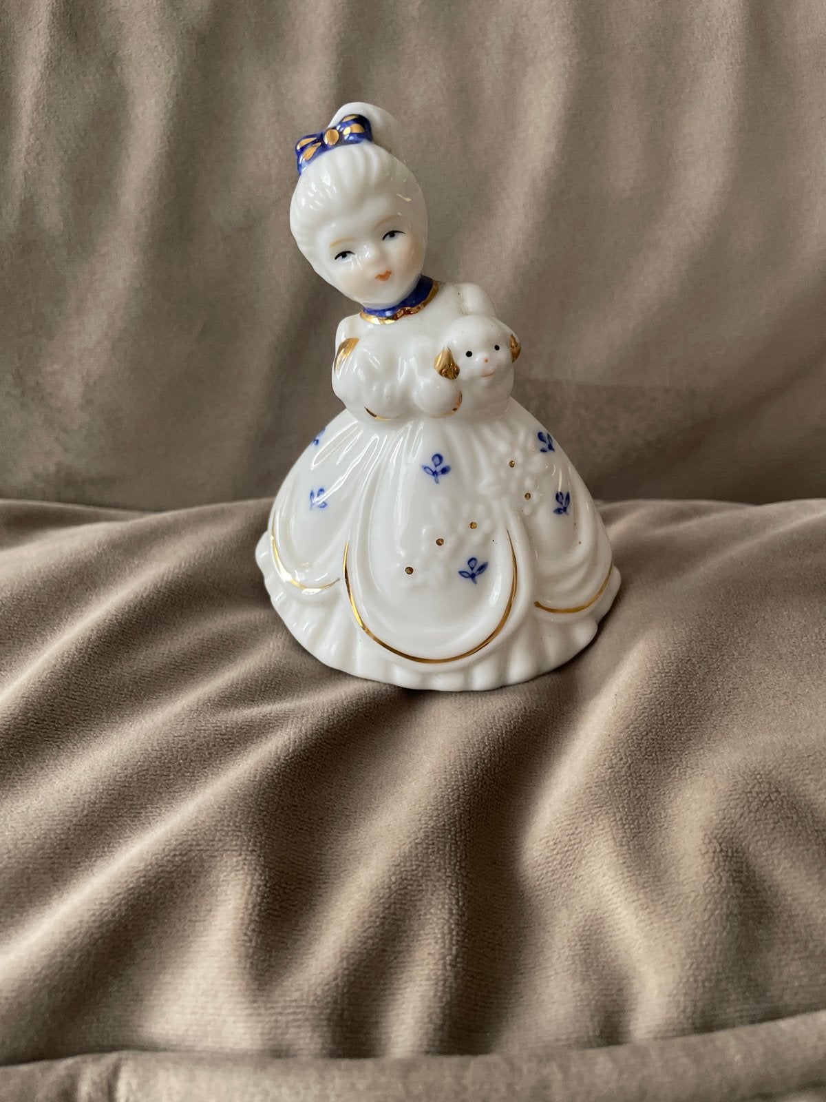 Vintage porseleinen beeldje dame met hondje, Antiek en Kunst, Antiek | Porselein, Ophalen of Verzenden