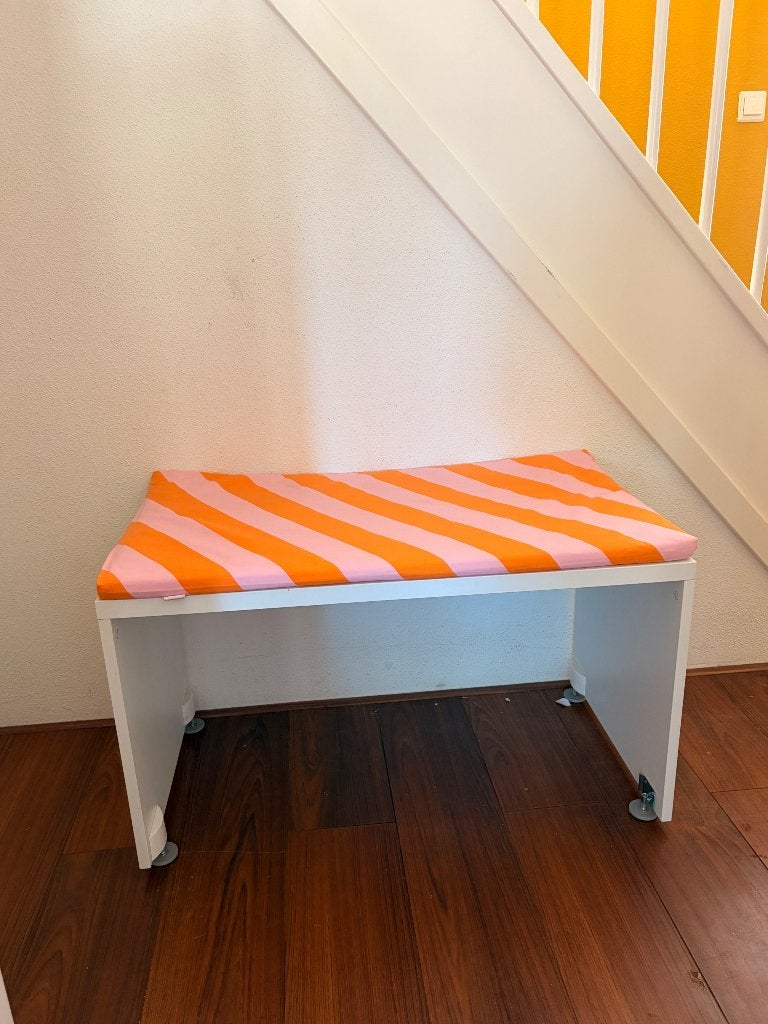 Bureau/tafeltje/bankje van IKEA met kussen, Ophalen, Gebruikt