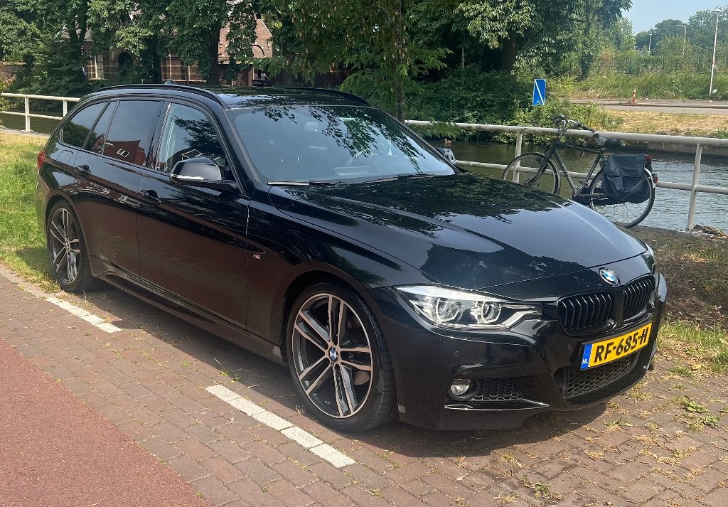 BMW 320i Touring M Sport LCI | Pano | Carplay  | Shadowline, Achterwielaandrijving, 1800 kg, Zwart, 4 cilinders