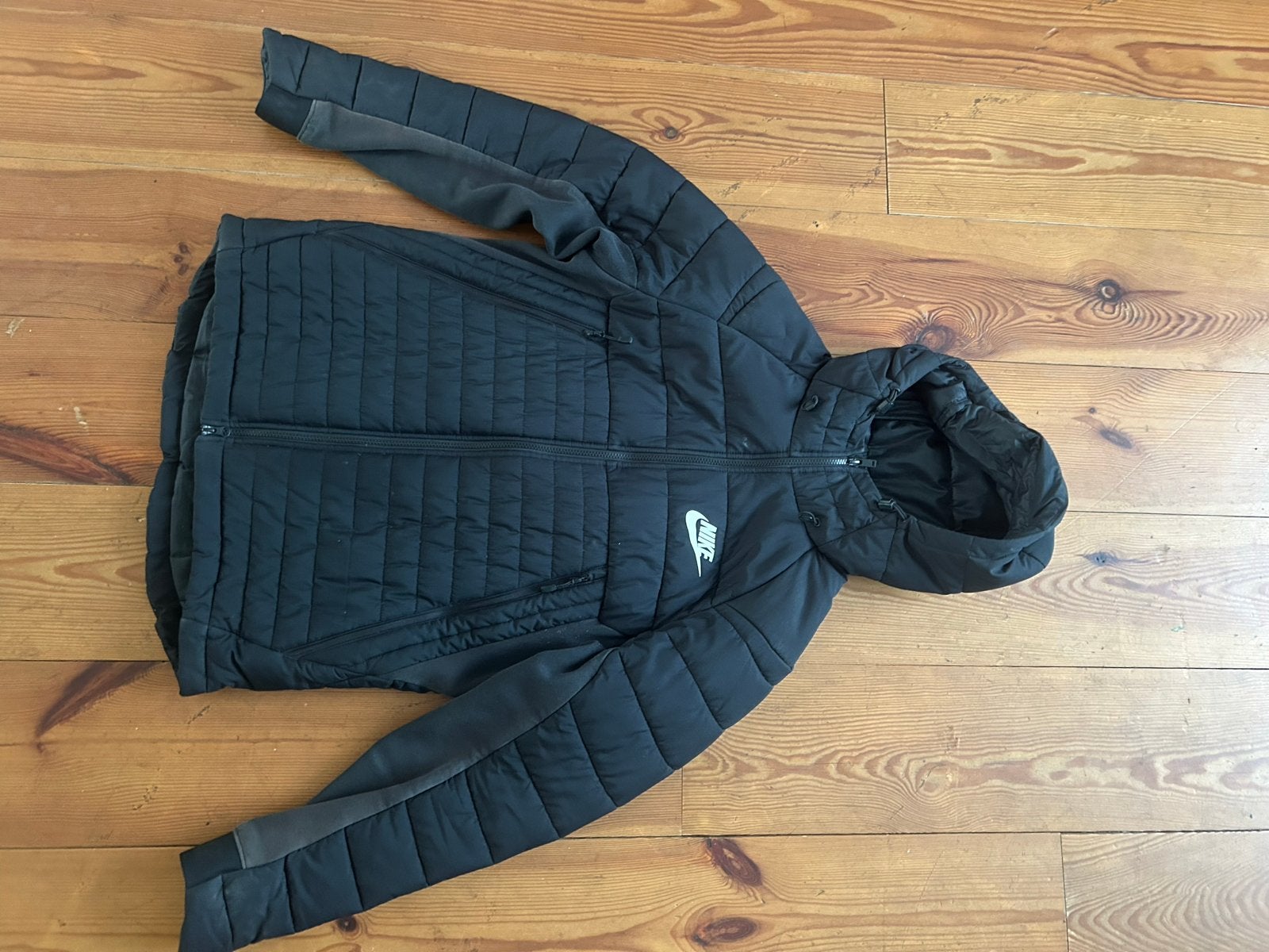 Nike gewatteerde jas met capuchon - Zwart, Kleding | Dames, Ophalen, Zo goed als nieuw, Maat 38/40 (M), Zwart