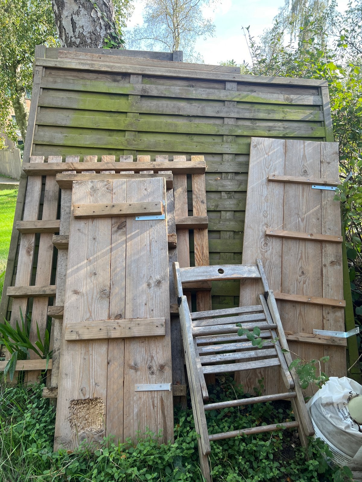 4 schuttingdelen, rabatdelen en palen - Gebruikt hout, Ophalen, 3 tot 6 meter, Hout, 1 tot 2 meter