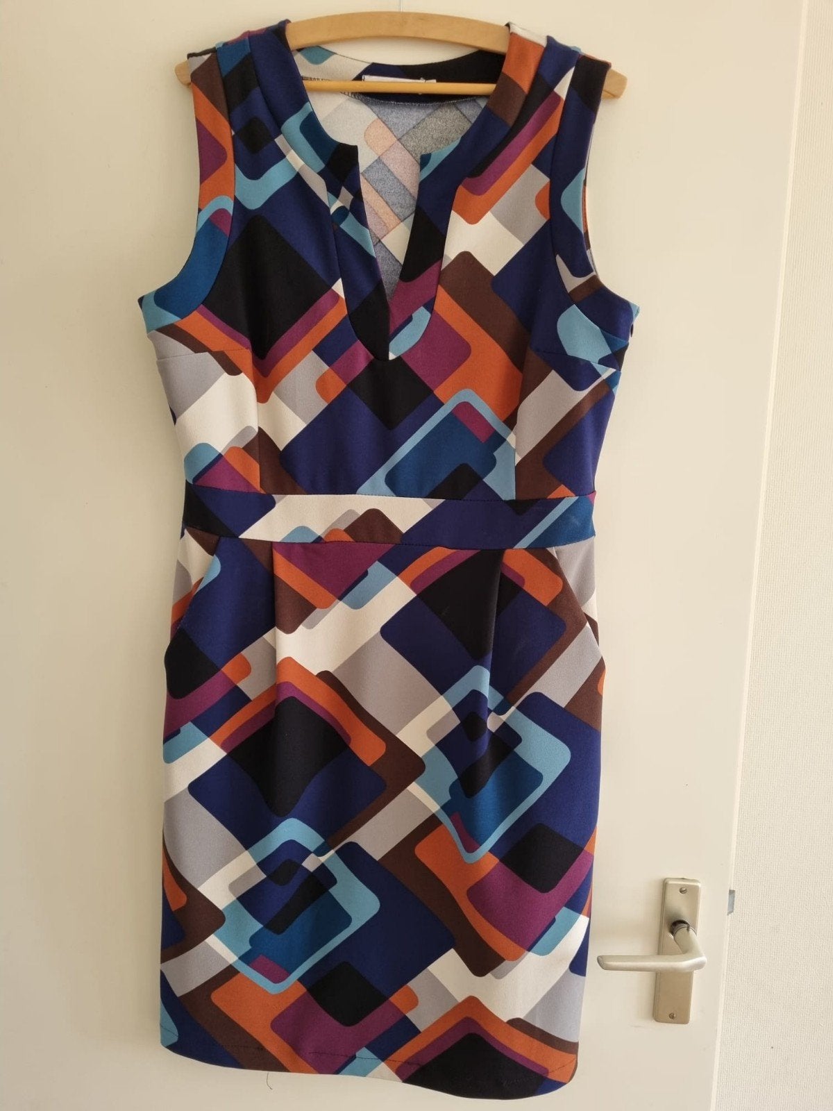 Lola & Liza Kokerjurk met Retro Print - Maat 44, Kleding | Dames, Maat 42/44 (L), Ophalen of Verzenden, Knielengte, Gedragen