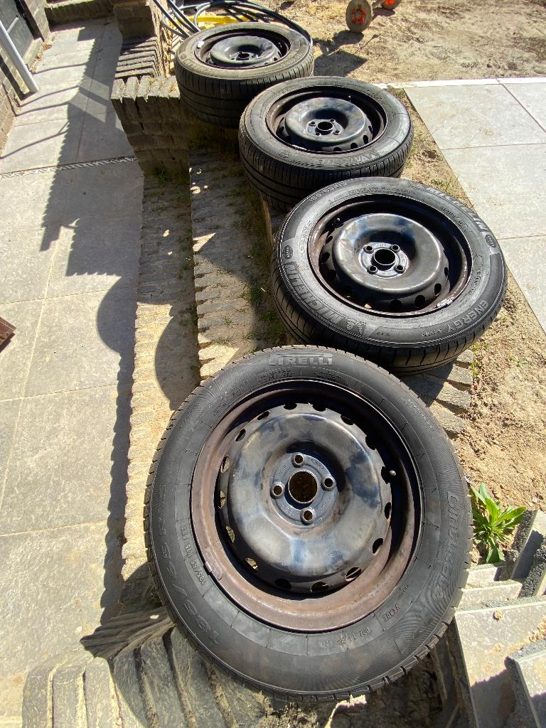 Banden met stalen velg Hyundai I20, Auto-onderdelen, Banden en Velgen, Ophalen, Gebruikt, 15 inch, Banden en Velgen