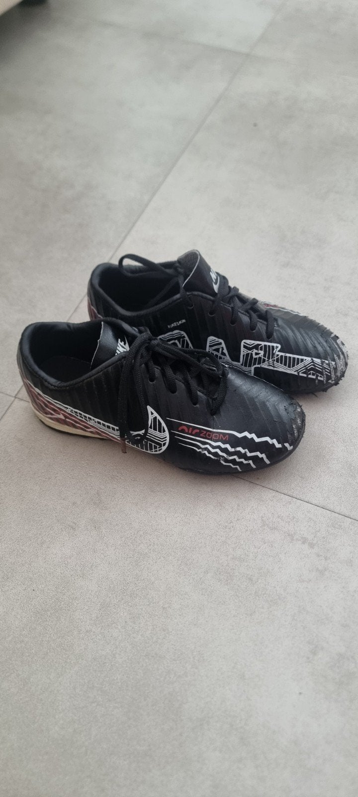 Nike voetbalschoenen zonder noppen maat 30 - beschadigd, Ophalen of Verzenden, Gebruikt, Schoenen