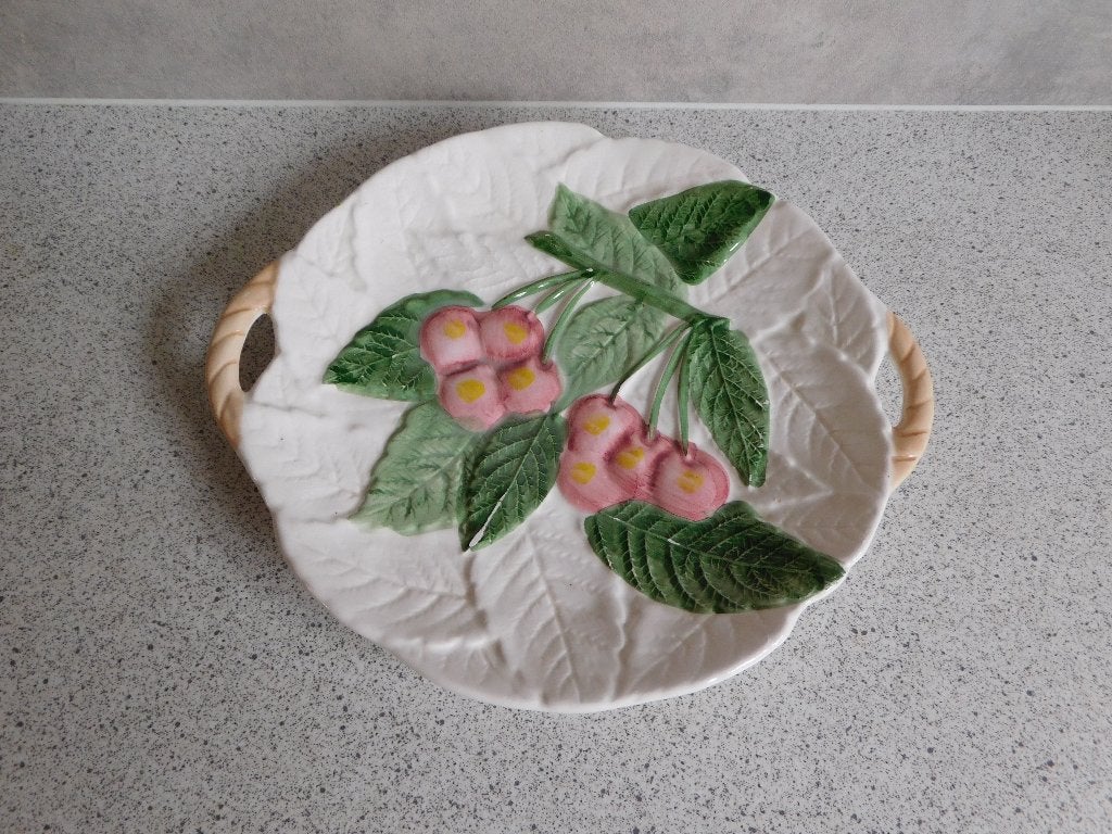 Bord 21 cm. Kersen Majolica of Barbotine, Ophalen of Verzenden