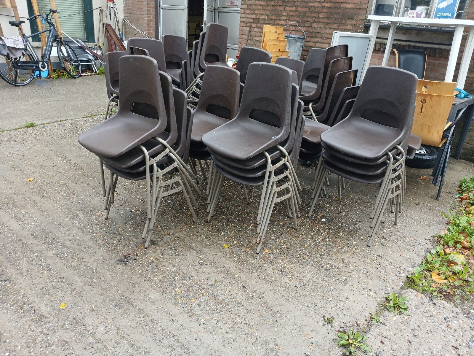 Stapelbare stoelen - Bruin - Gebruikt, Huis en Inrichting, Ophalen, Stapelbaar, Praktisch, Bruin, Vijf, Zes of meer stoelen